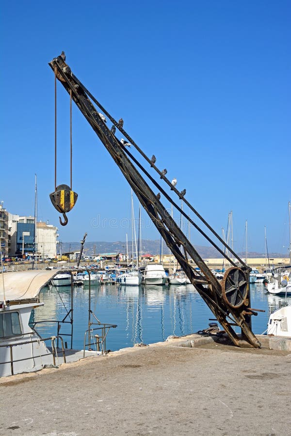 Docksidekran in Iraklio-Hafen lizenzfreies stockbild Docksidekran in Iraklio-Hafen lizenzfreies stockbild