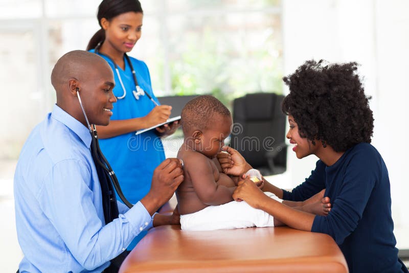 Bébé de examen de docteur photographie stock Bébé de examen de docteur photographie stock