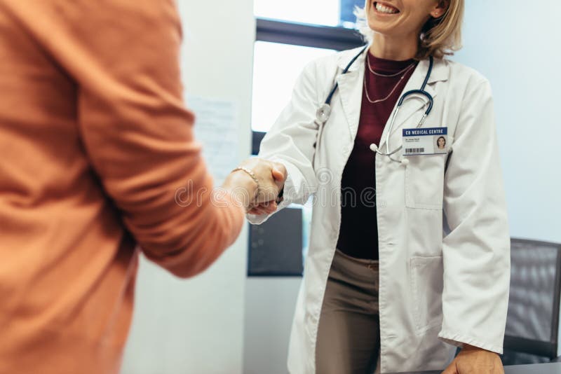 Docteur amical serrant la main au patient photographie stock libre de droits Docteur amical serrant la main au patient photographie stock libre de droits