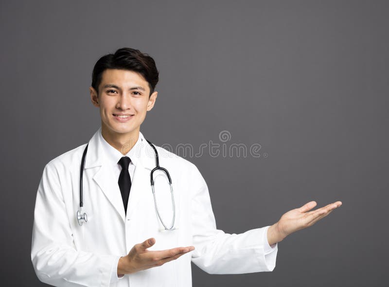 Docteur asiatique de sourire avec le stéthoscope photographie stock Docteur asiatique de sourire avec le stéthoscope photographie stock