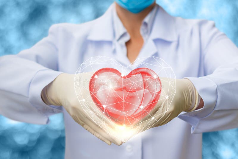 Docteur avec le coeur dans des mains photographie stock Docteur avec le coeur dans des mains photographie stock