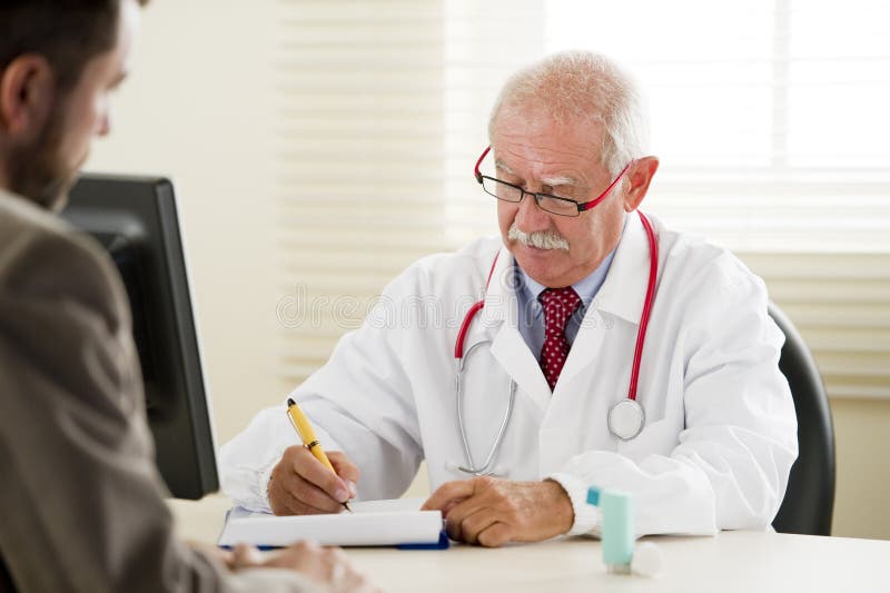 Docteur avec le patient image libre de droits Docteur avec le patient image libre de droits