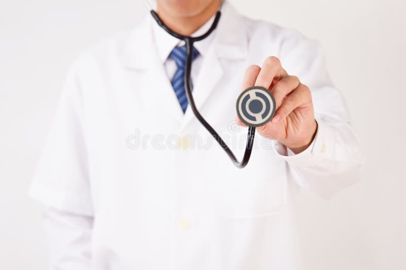Docteur avec un stéthoscope tenant le disque vers, concept médical avec le copyspace, concentré sur le stéthoscope photo stock Docteur avec un stéthoscope tenant le disque vers, concept médical avec le copyspace, concentré sur le stéthoscope photo stock