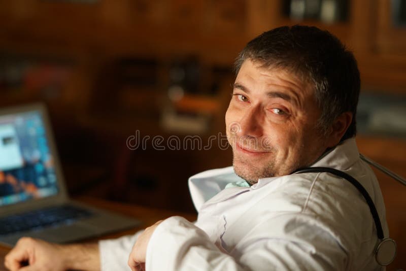 Docteur caucasien au bureau, pose de trois-quarts photographie stock libre de droits Docteur caucasien au bureau, pose de trois-quarts photographie stock libre de droits