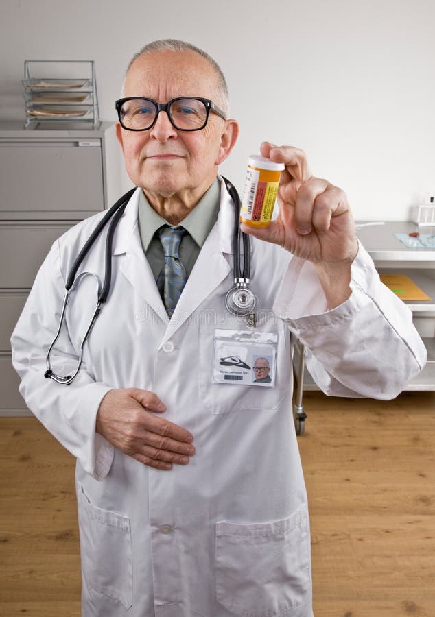 Docteur dans la couche et le stéthoscope de laboratoire photos stock Docteur dans la couche et le stéthoscope de laboratoire photos stock