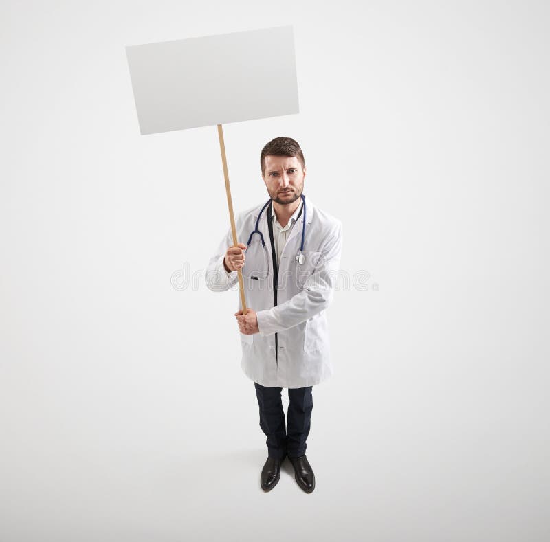 Docteur de mécontentement avec les plaquettes blanches vides image stock Docteur de mécontentement avec les plaquettes blanches vides image stock