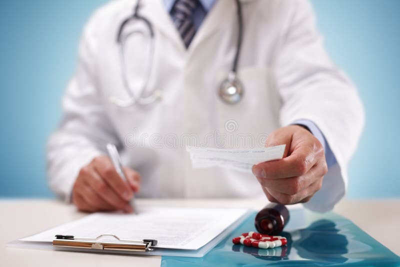 Docteur donnant une prescription à un patient photos libres de droits Docteur donnant une prescription à un patient photos libres de droits