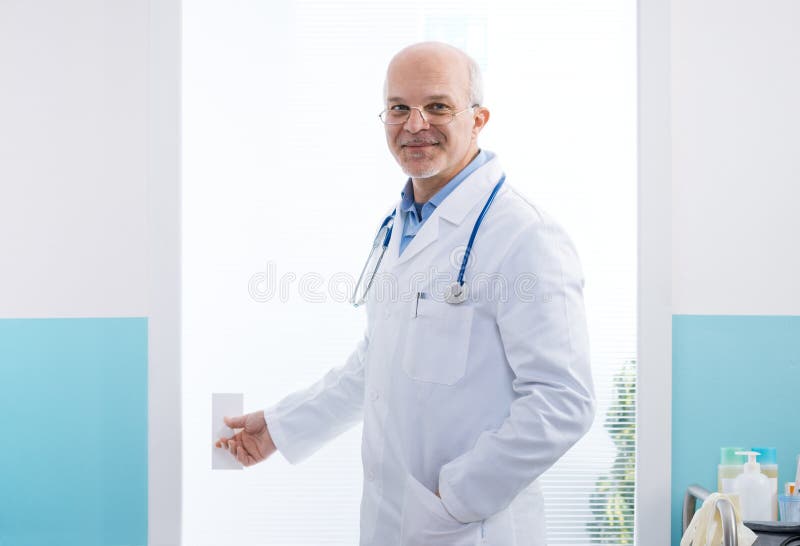 Docteur entrant dans une salle photos libres de droits Docteur entrant dans une salle photos libres de droits