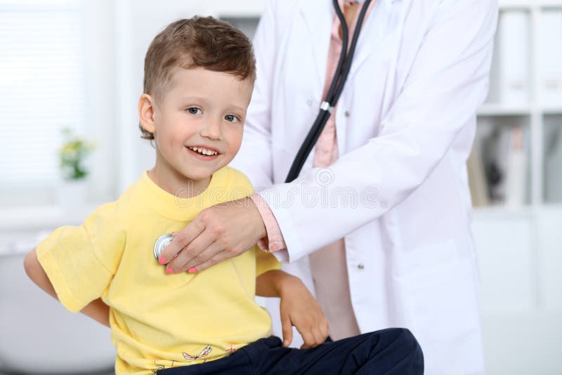 Petit Enfant Garçon Examine Par Un Médecin Avec Un Stéthoscope