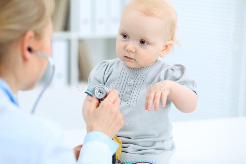 Docteur et patient dans l'hôpital La petite fille est examinée par le pédiatre avec le stéthoscope Médecine et soins de santé photo libre de droits Docteur et patient dans l'hôpital La petite fille est examinée par le pédiatre avec le stéthoscope Médecine et soins de santé photo libre de droits