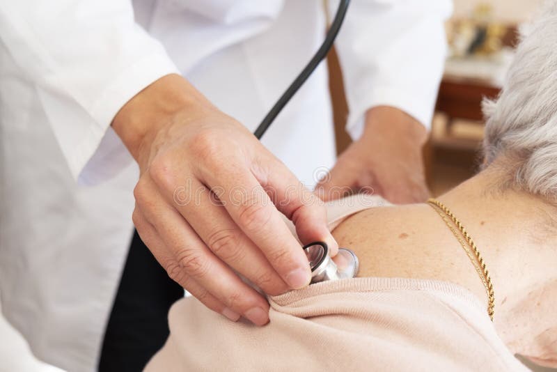 Docteur examinant une femme supérieure photographie stock Docteur examinant une femme supérieure photographie stock