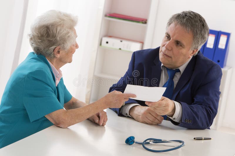Docteur expliquant le diagnostic à son patient photo stock Docteur expliquant le diagnostic à son patient photo stock