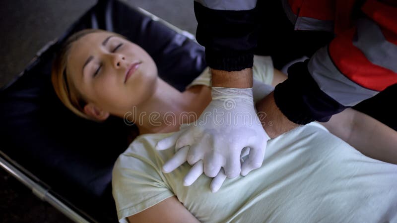 Docteur faisant CPR à la femme, la mort patiente, mortalité des accidents de circulation routière photo stock Docteur faisant CPR à la femme, la mort patiente, mortalité des accidents de circulation routière photo stock