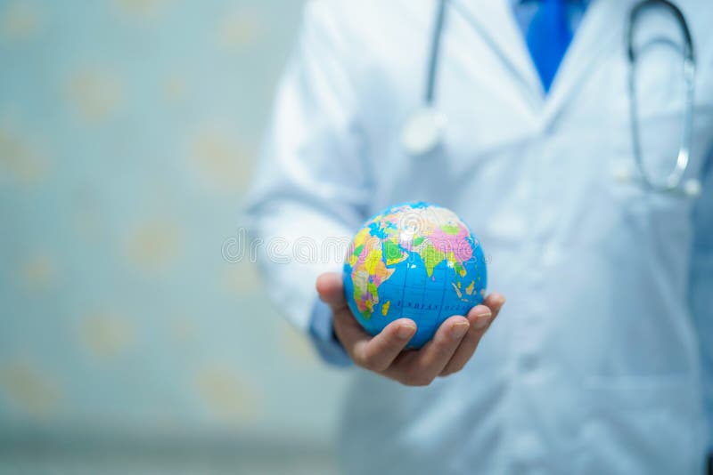Docteur futé asiatique d'homme tenant un globe : concept médical fort sain image libre de droits Docteur futé asiatique d'homme tenant un globe : concept médical fort sain image libre de droits