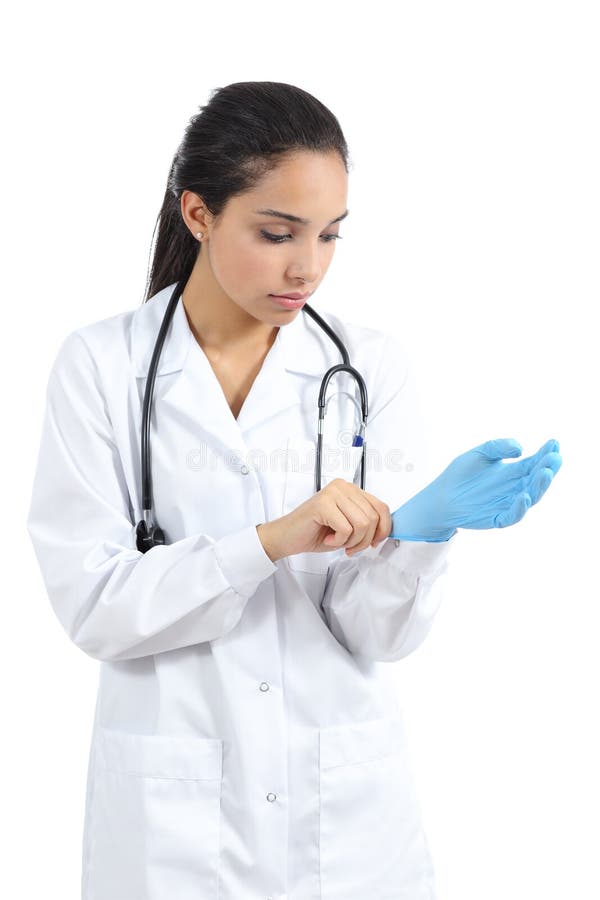 Docteur féminin arabe mettant des gants de latex image libre de droits Docteur féminin arabe mettant des gants de latex image libre de droits