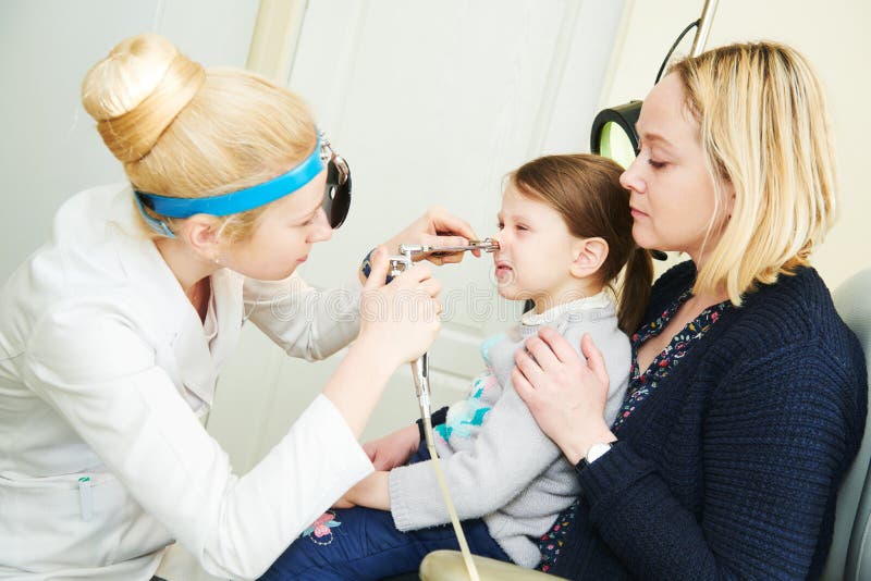 Docteur féminin de gorge OTO-RHINO de nez d'oreille au nez de examen de fille de travail