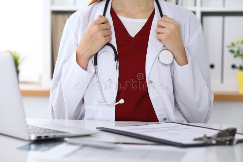 Docteur féminin inconnu avec un stéthoscope dans les mains Le médecin est redy à l'exemine par patient image libre de droits Docteur féminin inconnu avec un stéthoscope dans les mains Le médecin est redy à l'exemine par patient image libre de droits