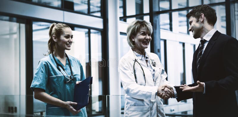 Docteur féminin Shaking Hands avec l'homme d'affaires photos stock Docteur féminin Shaking Hands avec l'homme d'affaires photos stock
