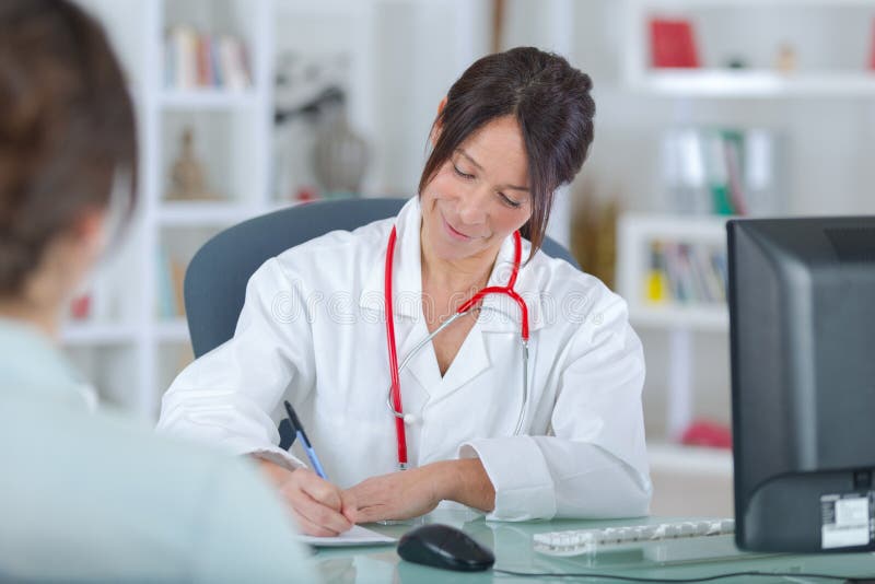 Docteur féminin écoutant le bureau de patientin photos libres de droits Docteur féminin écoutant le bureau de patientin photos libres de droits