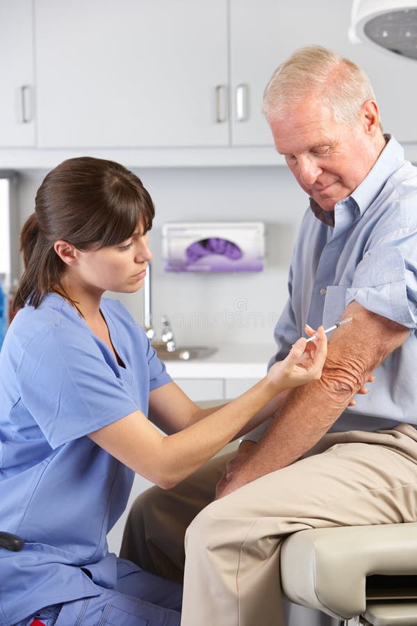 Docteur Giving Male Patient Injection photo stock Docteur Giving Male Patient Injection photo stock