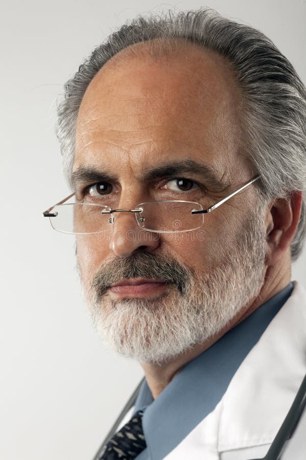 Docteur with Glasses Et Couche De Laboratoire Photo stock Image du