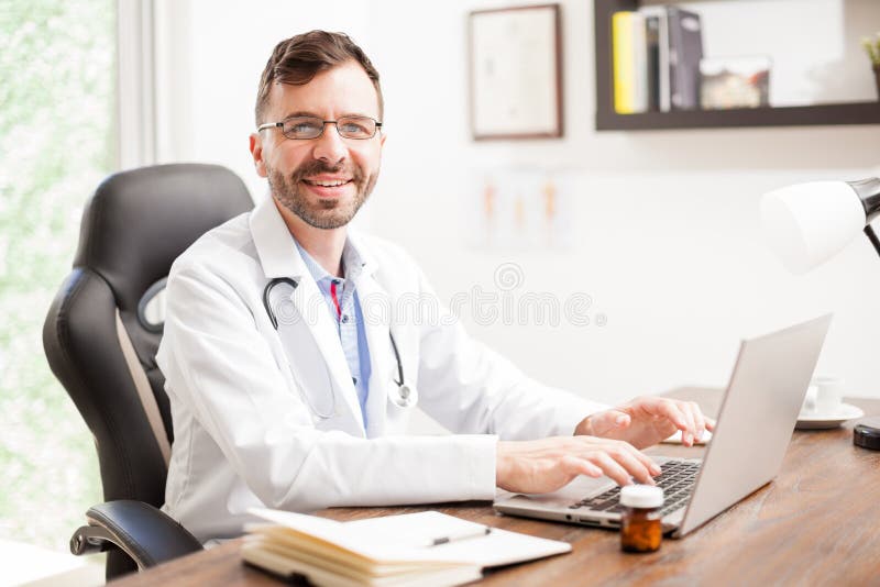 Docteur hispanique amical dans un bureau image stock Docteur hispanique amical dans un bureau image stock