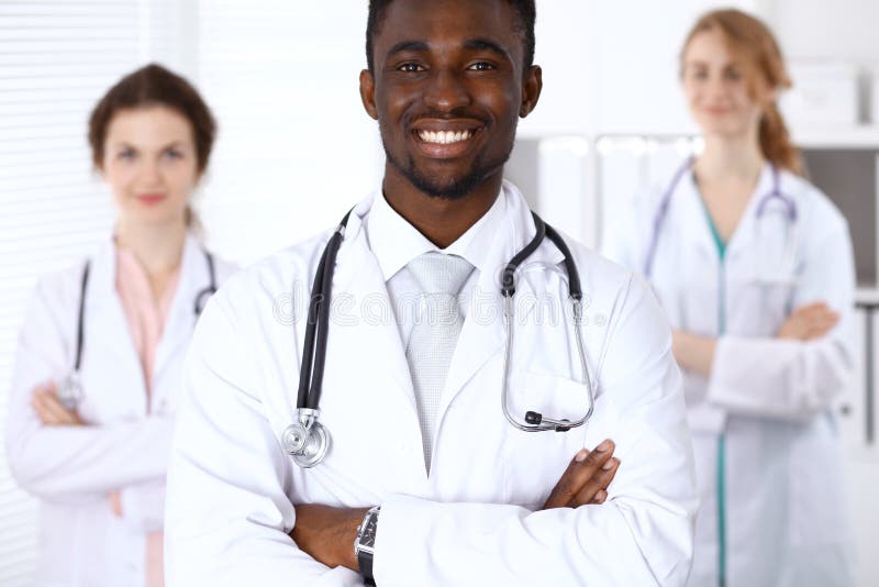 Docteur masculin d'afro-américain heureux avec le personnel médical à l'hôpital stéthoscope réglé d'argent de médecine de mensong photographie stock libre de droits Docteur masculin d'afro-américain heureux avec le personnel médical à l'hôpital stéthoscope réglé d'argent de médecine de mensong photographie stock libre de droits