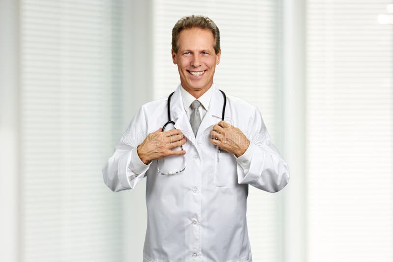 Docteur masculin joyeux avec le stéthoscope image stock Docteur masculin joyeux avec le stéthoscope image stock