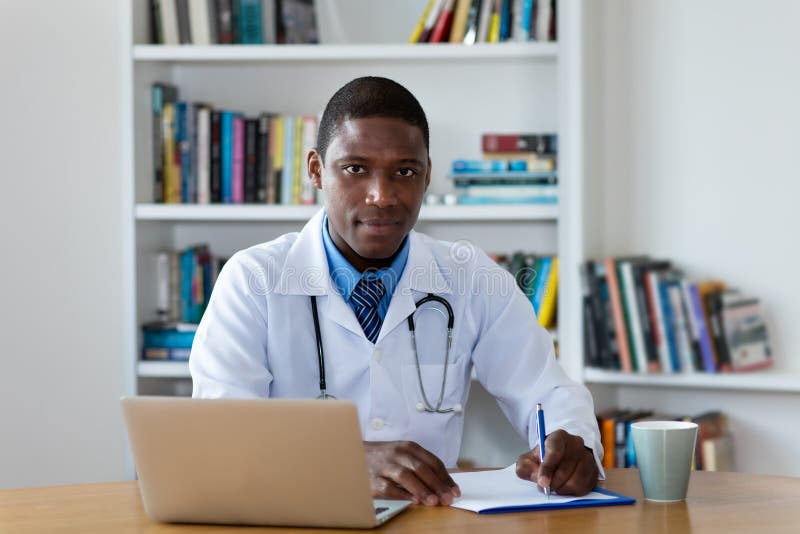 Docteur masculin mûr d'afro-américain image libre de droits Docteur masculin mûr d'afro-américain image libre de droits