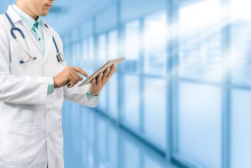 Docteur masculin Working sur la tablette images stock Docteur masculin Working sur la tablette images stock