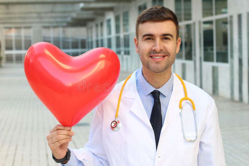 Docteur montrant un coeur sain fort photographie stock libre de droits Docteur montrant un coeur sain fort photographie stock libre de droits
