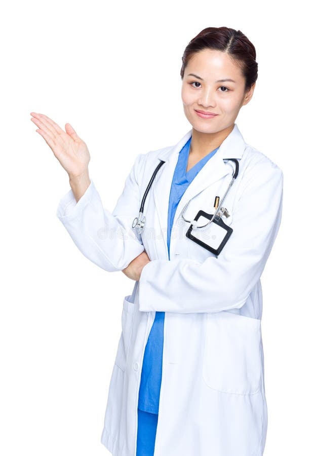 Docteur médical sérieux de femme avec la présentation de main photos stock Docteur médical sérieux de femme avec la présentation de main photos stock