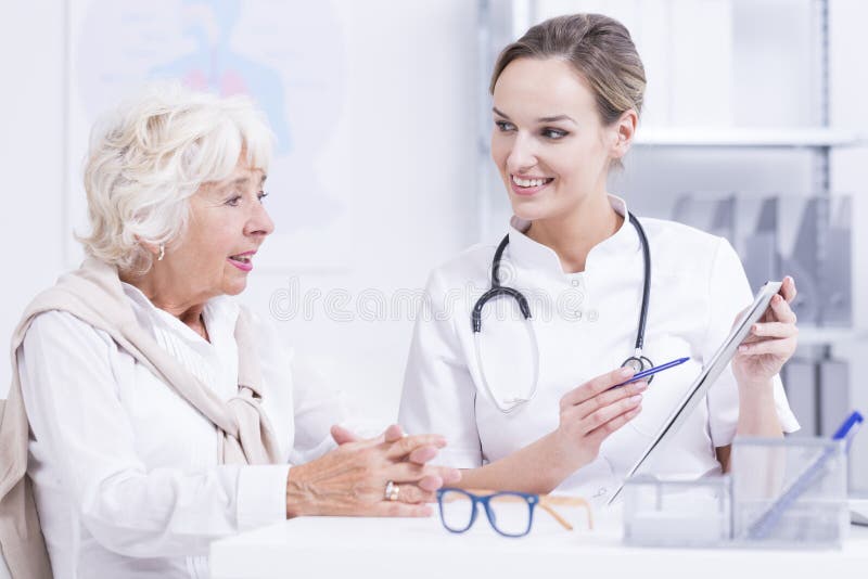 Docteur parlant avec la femme supérieure photos stock Docteur parlant avec la femme supérieure photos stock