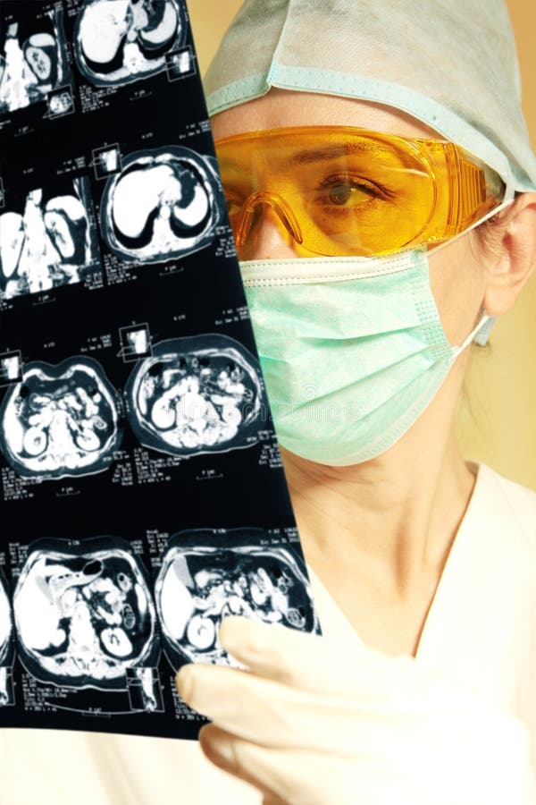 Docteur retenant un rayon X photographie stock libre de droits Docteur retenant un rayon X photographie stock libre de droits