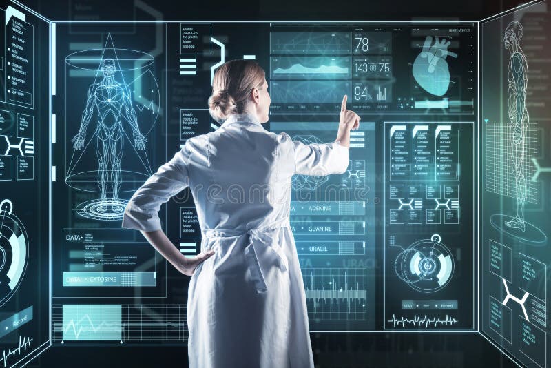 Docteur soigneux touchant un ordinateur futuriste tout en travaillant photo stock Docteur soigneux touchant un ordinateur futuriste tout en travaillant photo stock