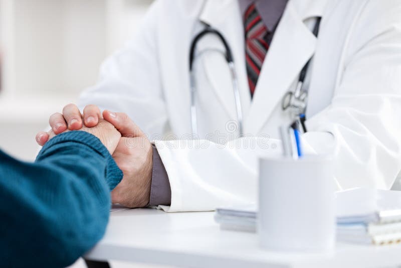 Docteur soulageant le patient photographie stock libre de droits Docteur soulageant le patient photographie stock libre de droits