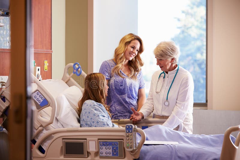 Docteur Talks To Mother avec la fille adolescente dans l'hôpital images libres de droits Docteur Talks To Mother avec la fille adolescente dans l'hôpital images libres de droits