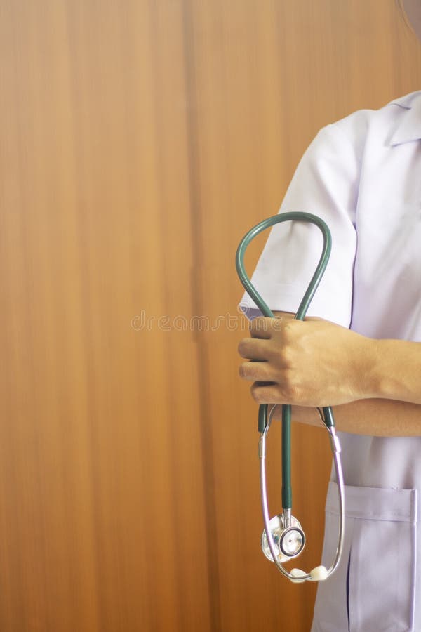 Docteur tenant l'outil de casque photos stock Docteur tenant l'outil de casque photos stock