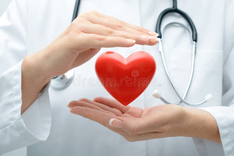 Docteur tenant le coeur