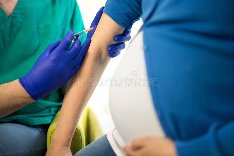 Docteur vaccinant la femme enceinte photo libre de droits Docteur vaccinant la femme enceinte photo libre de droits