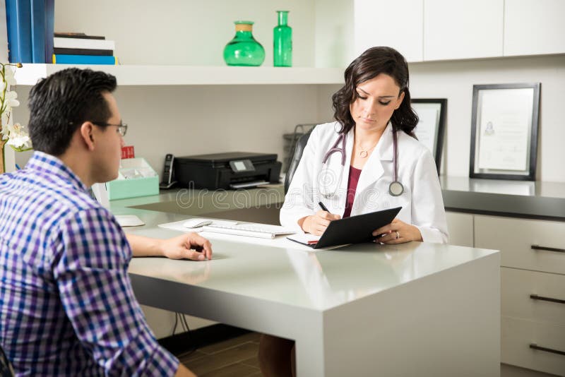 Docteur écrivant une prescription médicale images libres de droits Docteur écrivant une prescription médicale images libres de droits