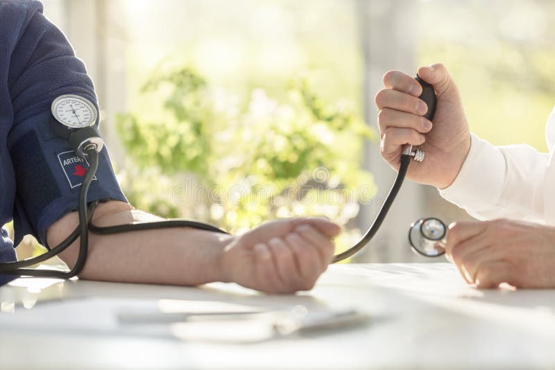 Doctor checking the blood pressure of a patient royalty free stock photos Doctor checking the blood pressure of a patient royalty free stock photos