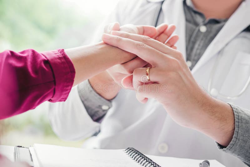 Doctor checking pulse for patients Health care in hospital stock photography Doctor checking pulse for patients Health care in hospital stock photography
