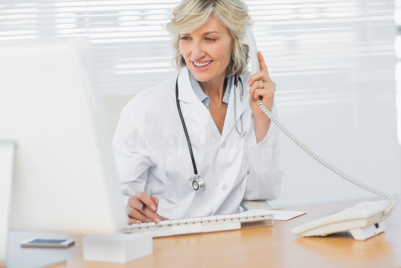 Žena lekár počítač telefón na zdravotné kancelária.