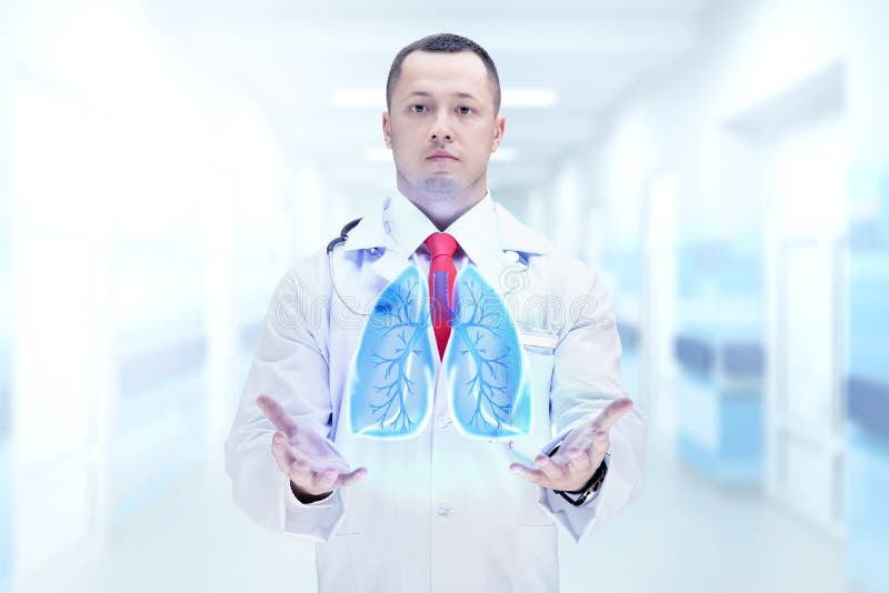 Doctor con el estetoscopio y los pulmones en las manos en un hospital De alta resolución imagen de archivo libre de regalías Doctor con el estetoscopio y los pulmones en las manos en un hospital De alta resolución imagen de archivo libre de regalías