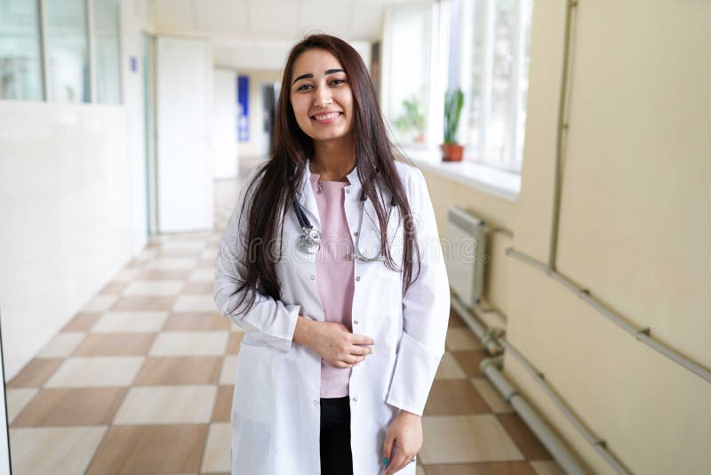 Doctor de la mujer que trabaja en la oficina del hospital Atenci?n sanitaria y servicio m?dicos del personal del doctor fotografía de archivo libre de regalías Doctor de la mujer que trabaja en la oficina del hospital Atenci?n sanitaria y servicio m?dicos del personal del doctor fotografía de archivo libre de regalías