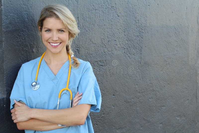 Doctor de sexo femenino acertado hermoso joven con el estetoscopio - retrato con el espacio de la copia fotografía de archivo