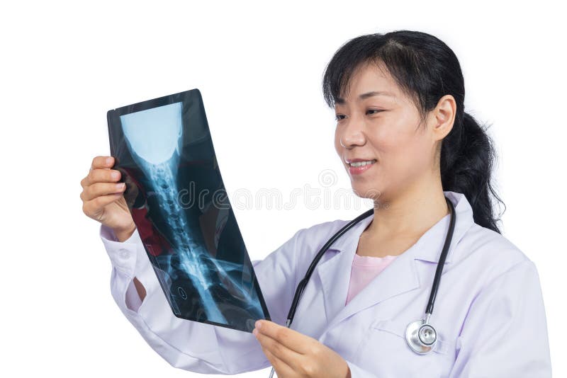 Doctor de sexo femenino asiático que mira imagen de la radiografía fotografía de archivo Doctor de sexo femenino asiático que mira imagen de la radiografía fotografía de archivo