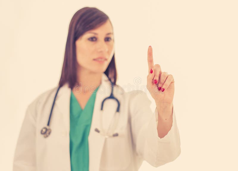 Doctor de sexo femenino atractivo en el uniforme del hospital que toca la pantalla virtual aislada en el fondo blanco foto de archivo Doctor de sexo femenino atractivo en el uniforme del hospital que toca la pantalla virtual aislada en el fondo blanco foto de archivo