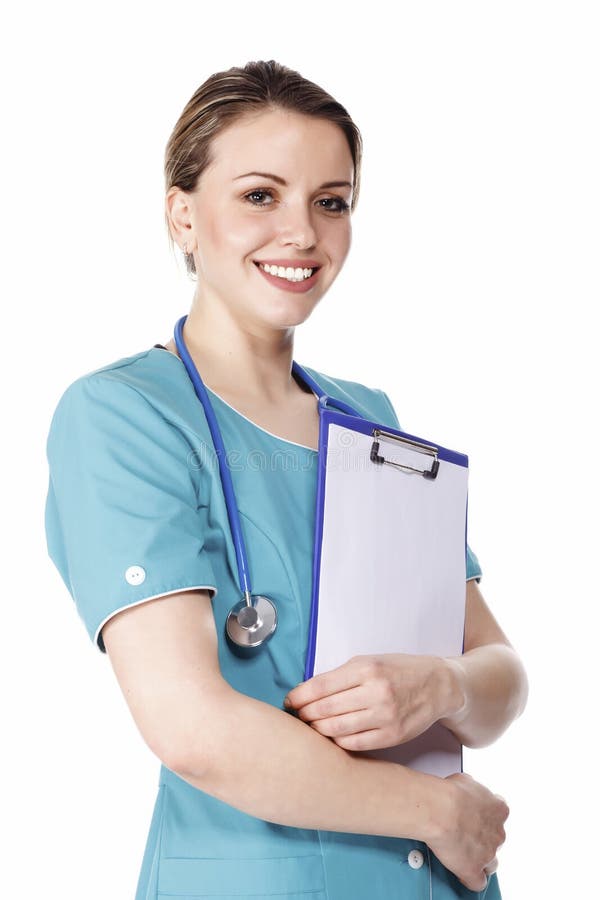 Doctor de sexo femenino bonito sonriente que sostiene un sujetapapeles fotografía de archivo libre de regalías Doctor de sexo femenino bonito sonriente que sostiene un sujetapapeles fotografía de archivo libre de regalías